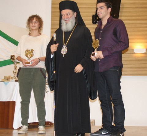 Ο Μητροπολίτης Χαλκίδας με δύο βραβευθέντες