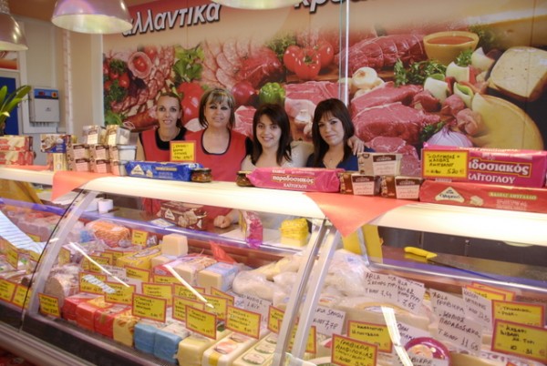 Το προσωπικό του super market έτοιμο να σας εξυπηρετήσει