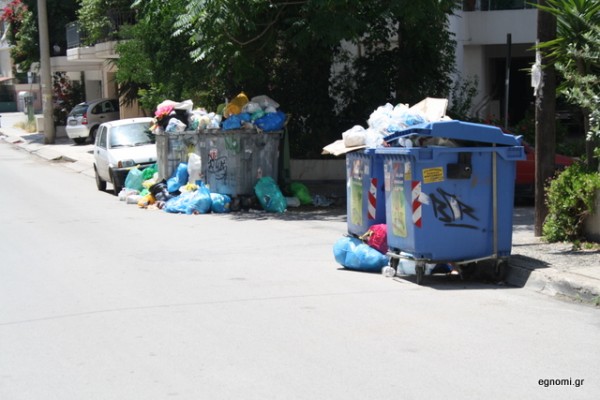 Ξεχείλισαν τα σκουπίδια και στην οδό Ελληνος Στρατιώτου