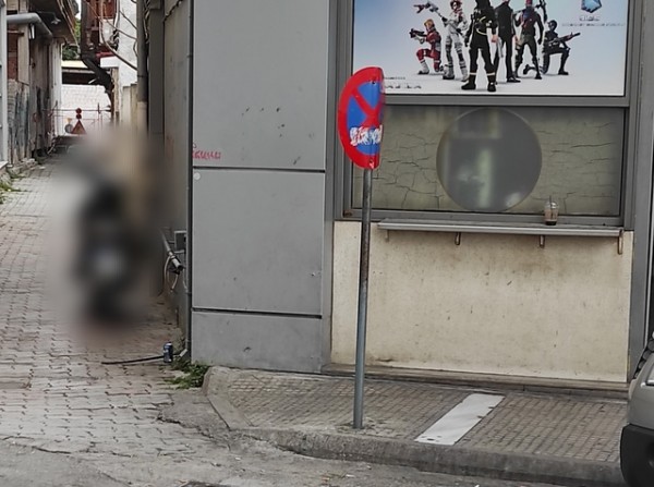 ΧΑΛΚΙΔΑ: Πινακίδα της Τροχαίας αποτελεί ...παγίδα για του περαστικούς