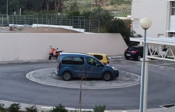 ΧΑΛΚΙΔΑ: Μπάτε σκύλοι αλέστε στο νέο Νοσοκομείο - Ο καθένας παρκάρει όπου γουστάρει
