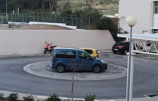 ΧΑΛΚΙΔΑ: Μπάτε σκύλοι αλέστε στο νέο Νοσοκομείο - Ο καθένας παρκάρει όπου γουστάρει