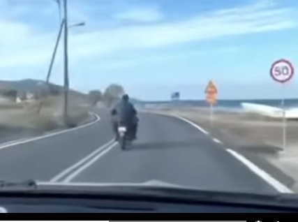 Μεθυσμένος οδηγός δικύκλου μπαινοβγαίνει στο αντίθετο ρεύμα σε ελληνικό δρόμο (VIDEO)