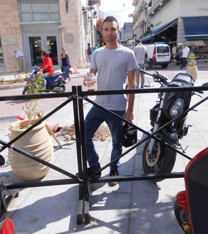 Ο Δημήτρης ψάχνει παντού για δουλειά