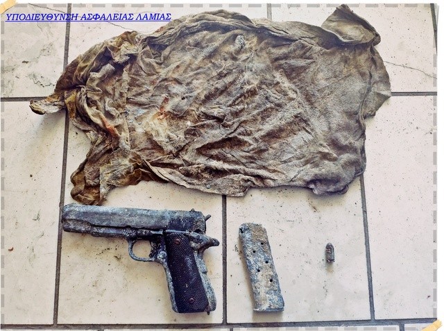 Θαμμένο στο έδαφος μέσα σε μαντρί βρέθηκε ένα πιστόλι (φωτό)