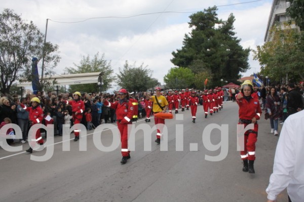 Χαλκίδα 28η Οκτωβρίου: Παρέλασαν με κράνη και σανίδα του baywatch