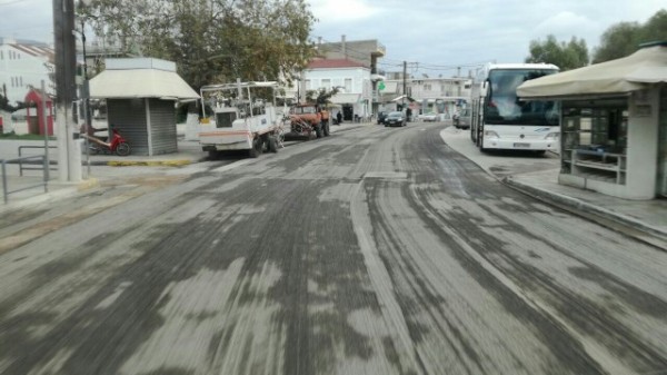 ΑΜΑΡΥΝΘΟΣ: Πέφτει άσφαλτος στην παραλιακή οδό
