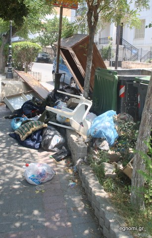 Σκουπιδότοπος στην οδό Μιαούλη