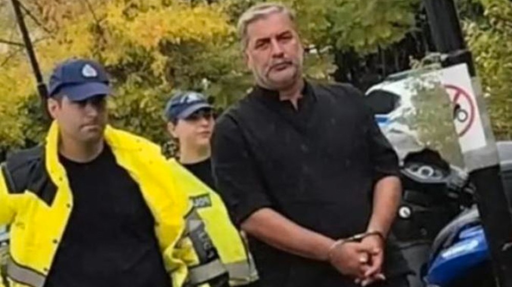Ο Βασίλης Μπισμπίκης πήρε σβάρνα τρία αυτοκίνητα και εγκατέλειψε το σημείο - Συνελήφθη στο πλαίσιο του αυτοφώρου