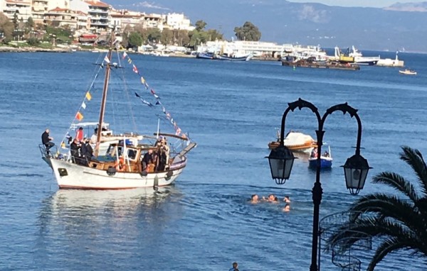 ΘΕΟΦΑΝΕΙΑ ΧΑΛΚΙΔΑ: Ο ...μετρ Παναγιώτης Κατσικαβάλης έπιασε και πάλι τον Σταυρό