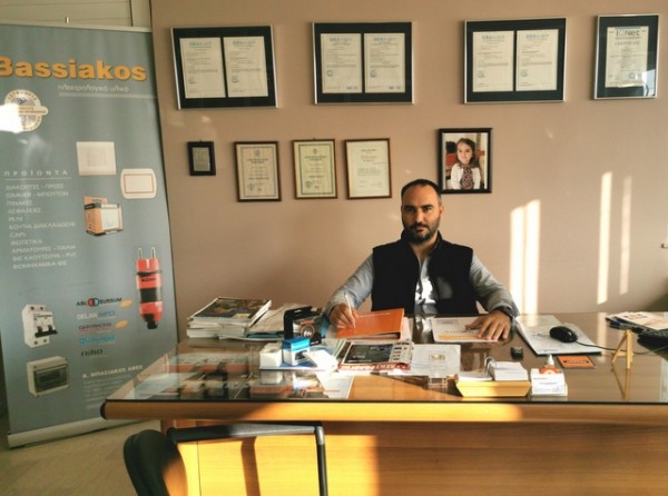 Συναντήσαμε τον Βαγγέλη Μπασιάκο στις υπερσύγχρονες εγκαταστάσεις της εταιρίας του