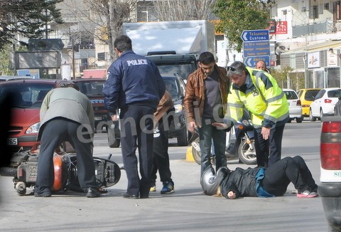 Χαλκίδα: Τροχαίο ατύχημα έξω από την Αστυνομία με θύμα γυναίκα οδηγό δικύκλου
