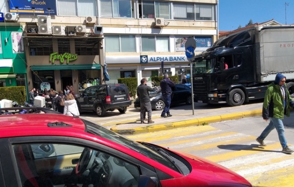 ΧΑΛΚΙΔΑ: Θηριώδες τζιπ πάρκαρε πάνω σε διάβαση πεζών και προκάλεσε κυκλοφοριακό κομφούζιο