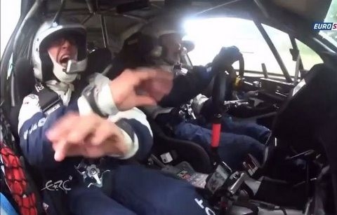 Κωμική αντίδραση συνοδηγού σε τρακάρισμα (VIDEO)
