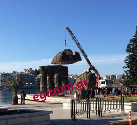 ΧΑΛΚΙΔΑ ΘΑΛΑΣΣΙΝΟ ΚΑΡΝΑΒΑΛΙ: Ο Δούρειος Ίππος ... μετακόμισε