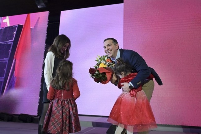 Η συγκινητική αγκαλιά του Τσίπρα με την κορούλα του Αλέξανδρου Νικολαΐδη