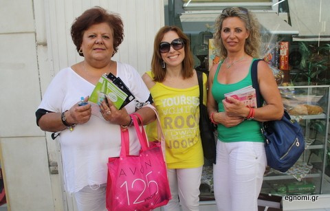 Οι κυρίες εκπαιδεύονται στην προώθηση καλλυντικών