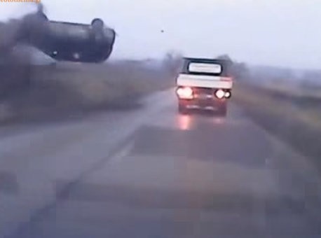 Αυτοκίνητο κάνει τούμπες στον αέρα, αλλά οι επιβάτες δεν έπαθαν ούτε γρατζουνιά (VIDEO)