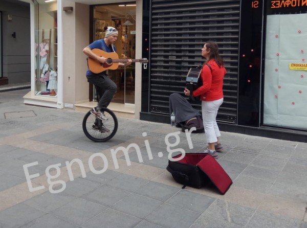 Παίζει κιθάρα, τραγουδάει και κάνει ακροβατικά στην Αβάντων