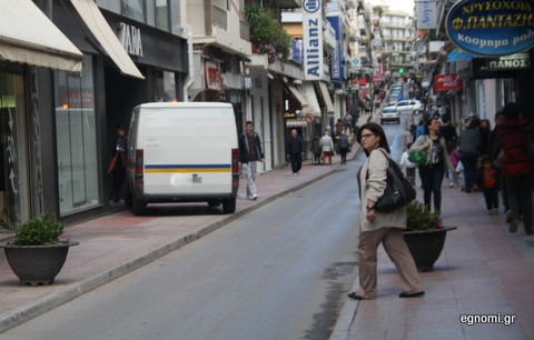 Φορτηγό χρηματαποστολής έκλεισε όλο το πεζοδρόμιο