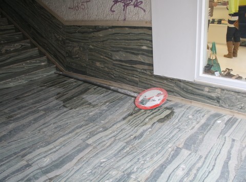 Παρατημένη η πινακίδα στην είσοδο του παλιού Δημαρχείου