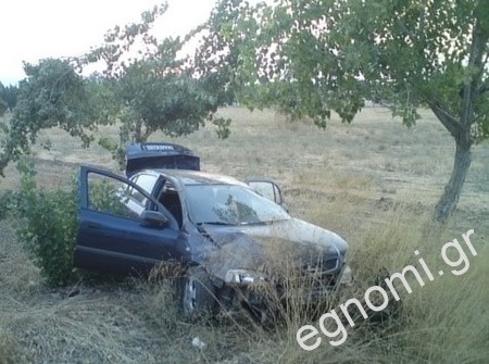 Ερέτρια: Αυτοκίνητο στο χωράφι