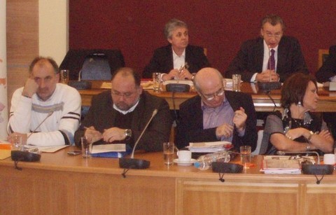 Τι ψάχνει άραγε ο Θανάσης Μπουραντάς;