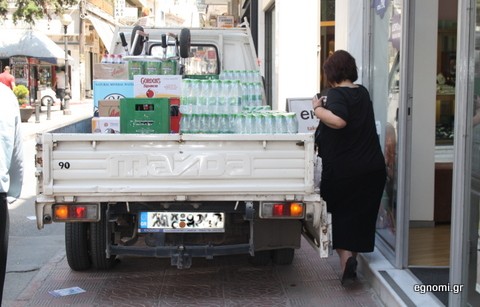 Ανεφοδιασμός καταστήματος πρωί-πρωί και δεν μπορούν να περάσουν οι πεζοί