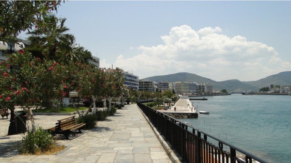 Λιποθυμία νεαρής κοπέλας στο κρηπίδωμα της παραλίας Χαλκίδας – Μεταφέρθηκε στο νοσοκομείο