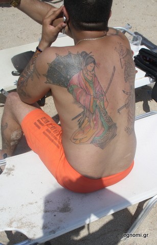 Με ολντ σκουλ τατού ο Στάθης στην παραλία