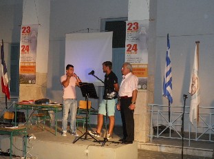 Ο διάλογος των σφυριχτών και η τσαμπούνα του Μαμά έκλεψαν την παράσταση