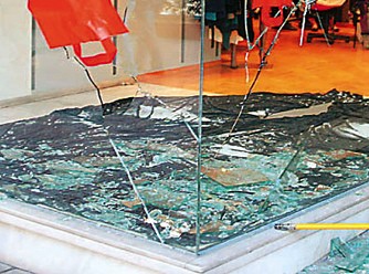 Αυτοκίνητο μπούκαρε σε βιτρίνα στη Ληλαντίων