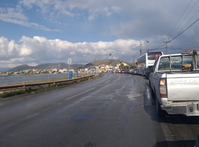 ΧΑΛΚΙΔΑ: Τρελό μποτιλιάρισμα στην Λεωφόρο Παπανδρέου μετά από τροχαίο ατύχημα