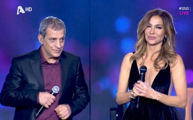 Ο Αδαμαντίδης έχανε τα λόγια του και του έπεσε το μικρόφωνο - Αμήχανη, αλλά ψύχραιμη η Βανδή (VIDEO)