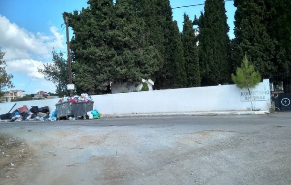 ΝΤΡΟΠΗ: Ένα βουνό σκουπίδια έξω από το νεκροταφείο της Ερέτριας