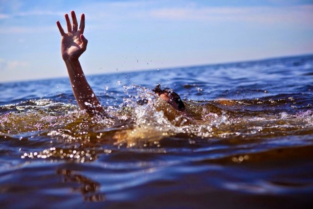 ΑΣΥΛΛΗΠΤΗ ΤΡΑΓΩΔΙΑ: Γονείς πνίγηκαν όταν προσπάθησαν να σώσουν τα παιδιά τους