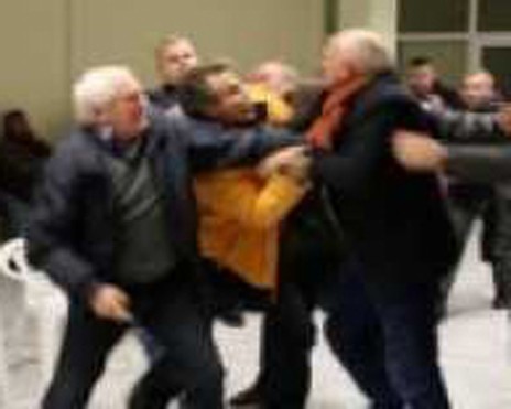 Δημοτικοί σύμβουλοι πλακώθηκαν στις μπουνιές