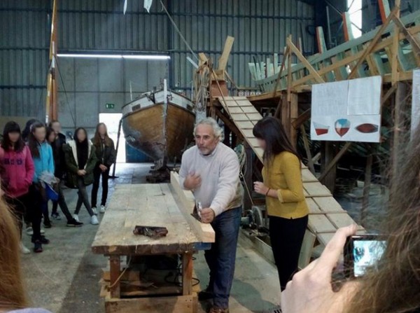 Μαθητές συμμετείχαν στις εργασίες συντήρησης παραδοσιακού σκάφους στη Χαλκίδα