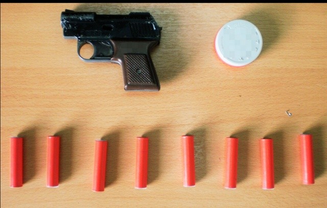 Συνελήφθη Έλληνας για παράβαση της νομοθεσίας περί βεγγαλικών και φωτοβολίδων