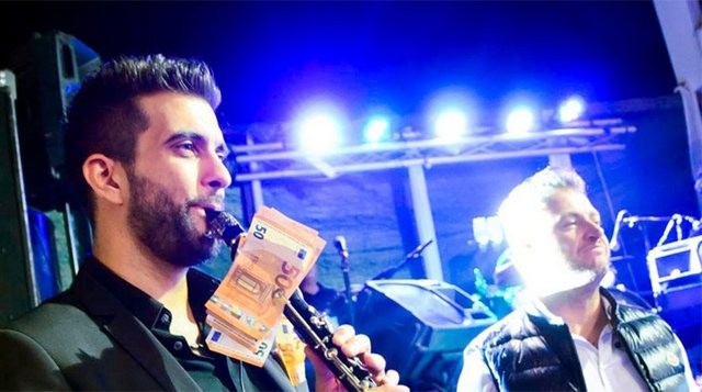 Ποια κρίση; Κρέμασαν 1000 ευρώ σε κλαρίνο για να ακούσουν ένα τραγούδι