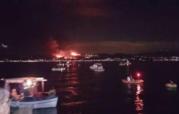 ΑΜΑΡΥΝΘΟΣ: Οι βαρκαρόλες είχαν φόντο τις φωτιές στον Κάλαμο