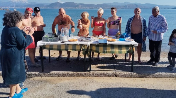 ΧΑΛΚΙΔΑ - ΑΓΙΟΣ ΜΗΝΑΣ: Οι χειμερινοί κολυμβητές έκοψαν πίτα με συνοδεία τσικουδιάς