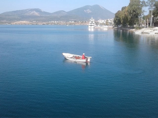 ΧΑΛΚΙΔΑ: Άλλοι πήγαν να ψηφίσουν και άλλοι πήγαν για ψάρεμα