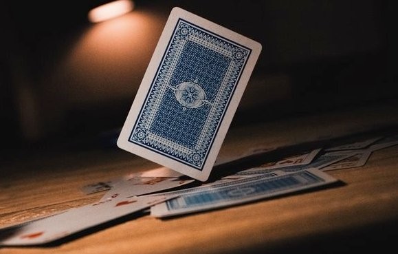 Διαρρήκτες άνοιγαν πόρτες σε διαμερίσματα με τραπουλόχαρτα