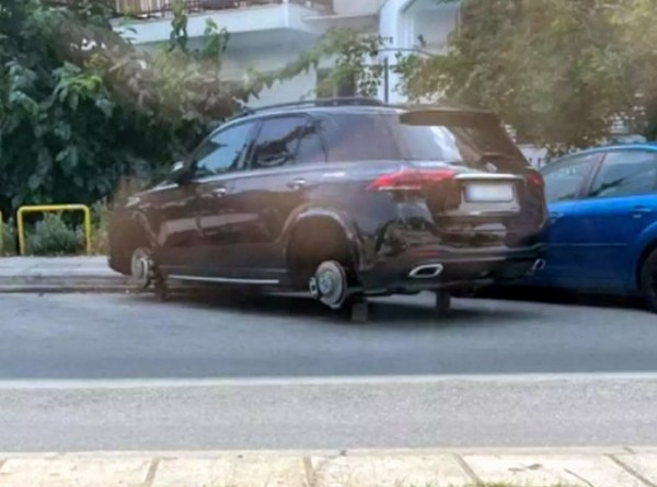 Γύρισε να πάρει το αμάξι του και το βρήκε χωρίς ρόδες πάνω σε τάκους (φωτό)
