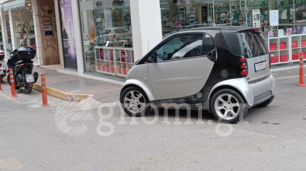 ΧΑΛΚΙΔΑ: Γάιδαρος με Smart έκλεισε τη διάβαση πεζών