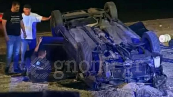 ΚΥΜΗ: Αυτοκίνητο έσκασε με τη μούρη και τούμπαρε στο λιμανάκι