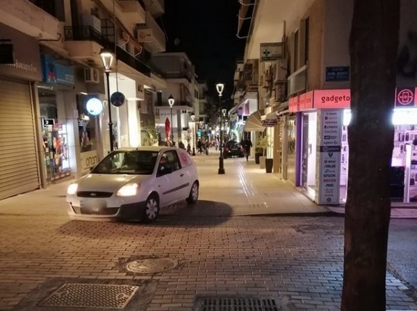 ΧΑΛΚΙΔΑ: Αυτοκίνητα, πατίνια και πεζοί στον πεζόδρομο της Αβάντων