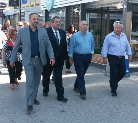 Μόνο ο πρόεδρος φορούσε γραβάτα στη βόλτα στην παραλία