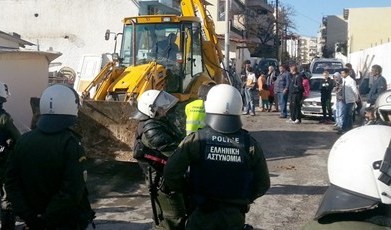 Μπουλντόζες και ΜΑΤ στο Μενίδι